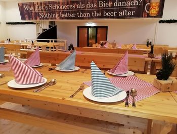 Dekorierter Tisch im Alpensaal